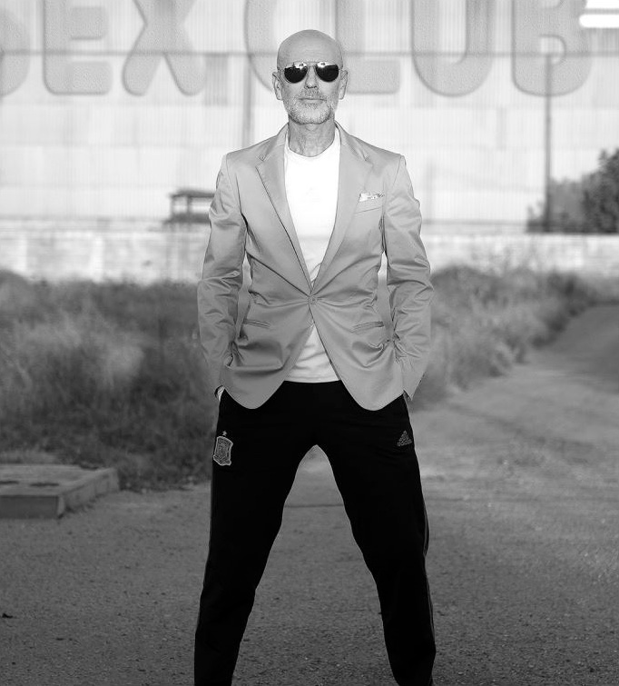 Fotografía en blanco y negro del artista Salustiano con gafas de sol y blazer