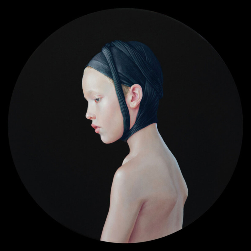 Retrato de perfil de una joven con un pa&ntilde;uelo de tela oscura en la cabeza, sobre un fondo negro. La obra es circular y de la artista Salustiano.