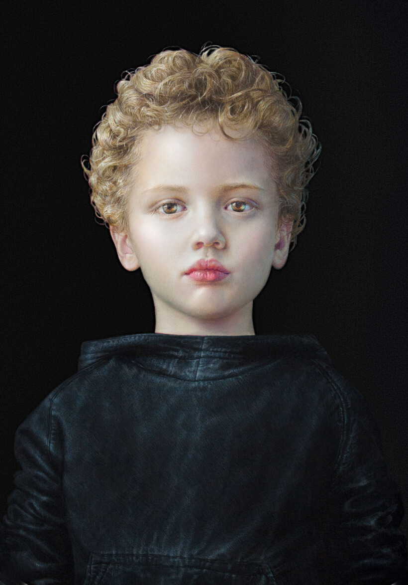 Retrato de un joven con el pelo rubio y rizado, con una chaqueta negra con capucha.