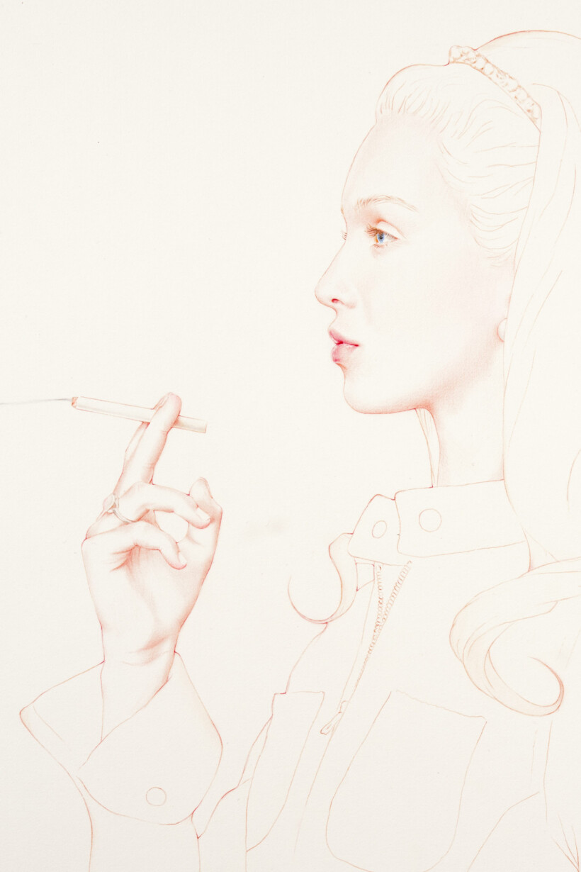 Un dibujo de una mujer de perfil, sosteniendo un cigarrillo. Tiene el pelo recogido y viste una chaqueta con cremallera.