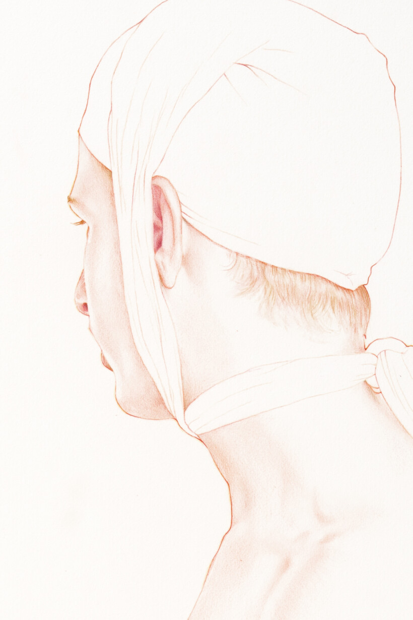 Un dibujo de perfil de un hombre con los ojos cerrados, con la cabeza vendada y un nudo en la nuca. El dibujo está realizado en trazos de color rojo y dorado.