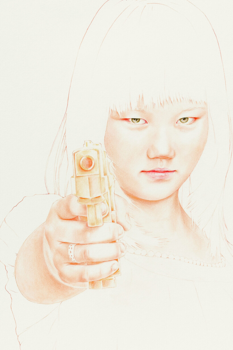 Retrato de una niña con pelo lacio y blanco, apuntando con una pistola dorada. Sus ojos son verdes y su expresión es seria. El dibujo está realizado en trazos de color rojo y dorado.