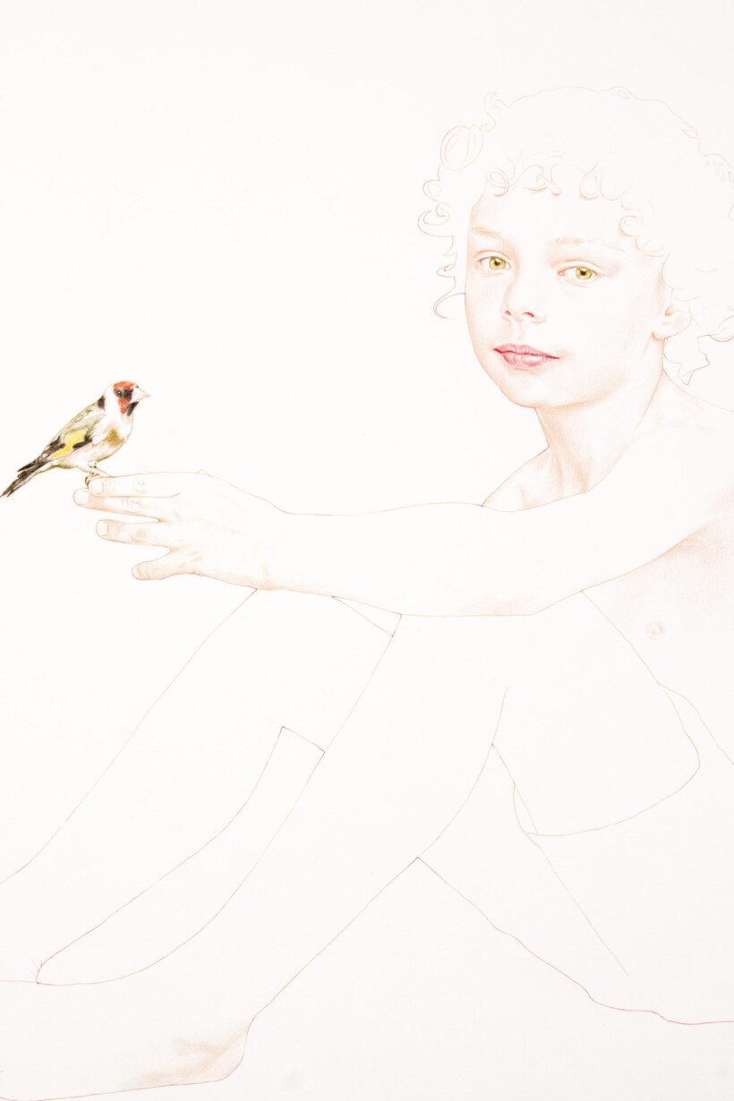 Retrato de un niño con rizos rubios que sostiene un jilguero en la mano.