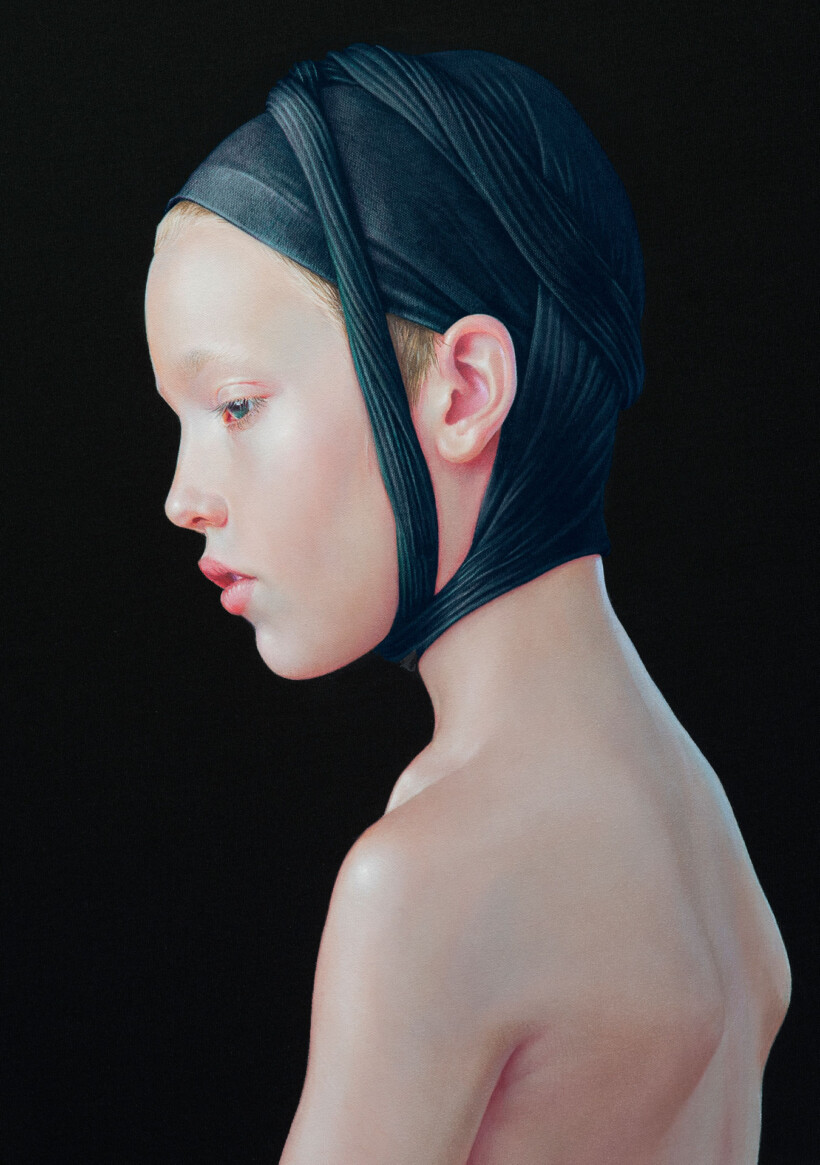 Retrato de perfil de un joven con turbante y jersey de terciopelo de color negro.