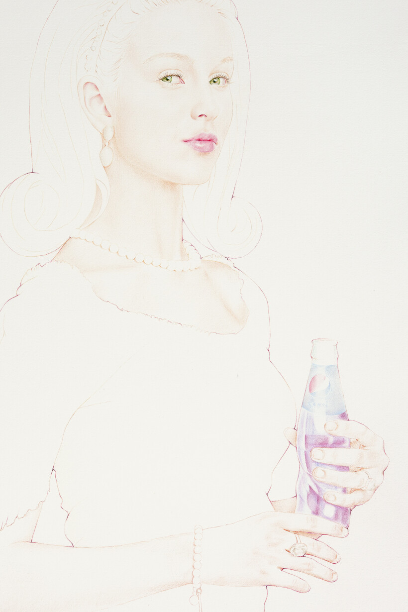 Un dibujo de una mujer con el pelo recogido, un vestido elegante, un collar de perlas y un brazalete de perlas, sosteniendo una botella de Pepsi.