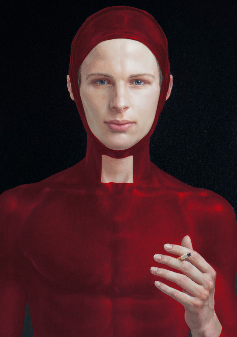 Retrato de un joven con traje de cuerpo completo rojo y un cigarro en la mano.