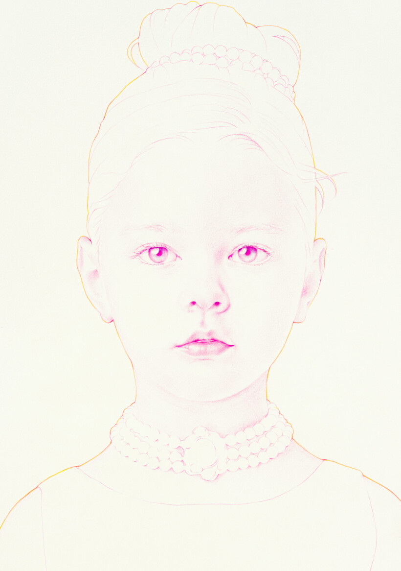 Retrato de una niña con un collar de perlas, con tonos rosados.