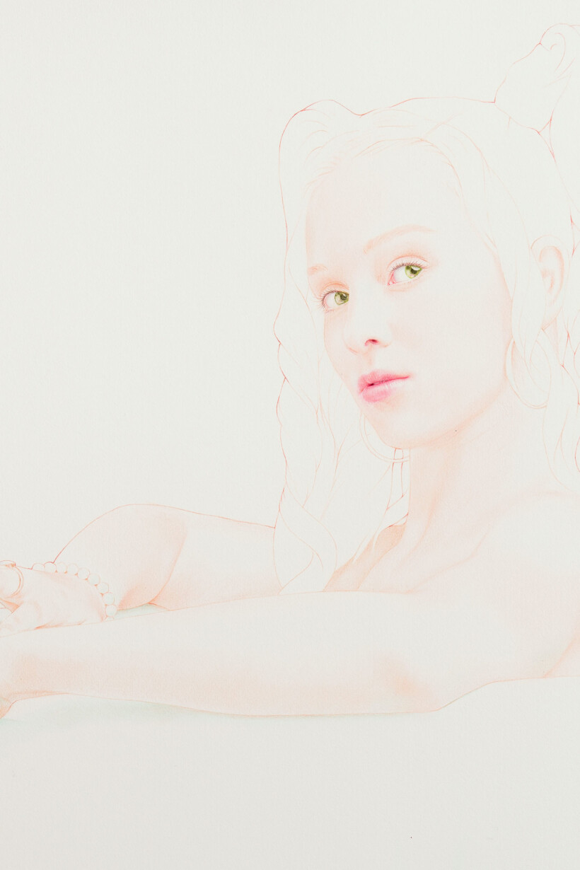 Retrato a lápiz de color de una joven de ojos verdes intensos.