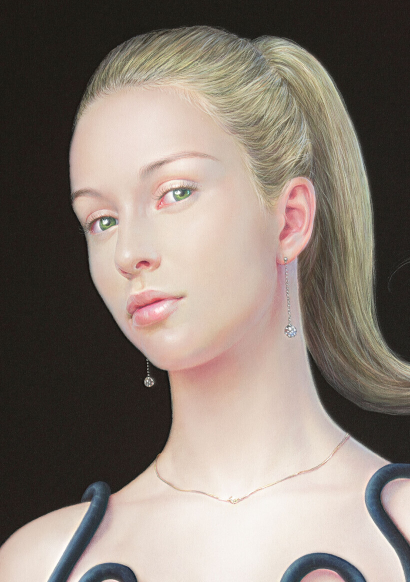 Retrato de una joven con coleta, pendientes de brillantes y un collar fino.