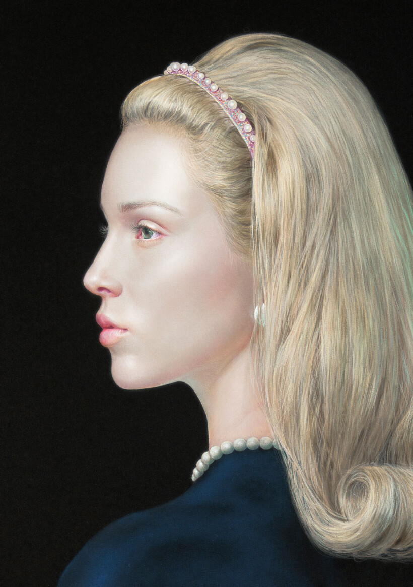 Retrato de perfil de una joven rubia con tiara y collar de perlas.