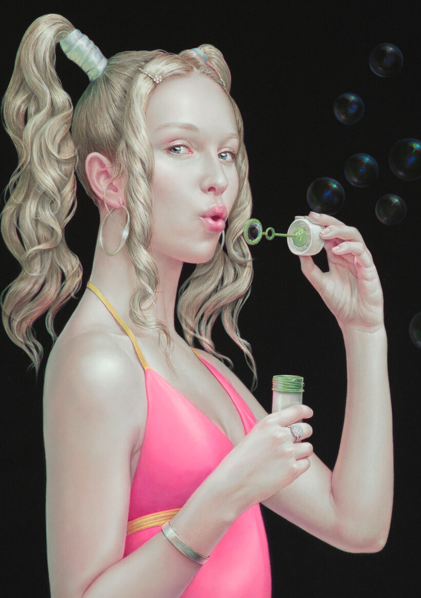 Retrato de una joven con coletas, soplando pompas de jabón.