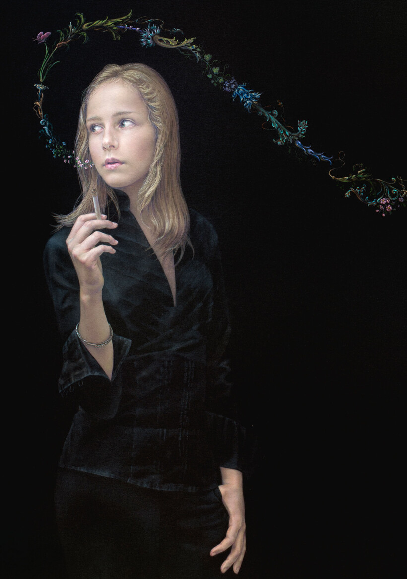 Retrato de una joven rubia con blusa de terciopelo verde oscuro y un rastro de flores.