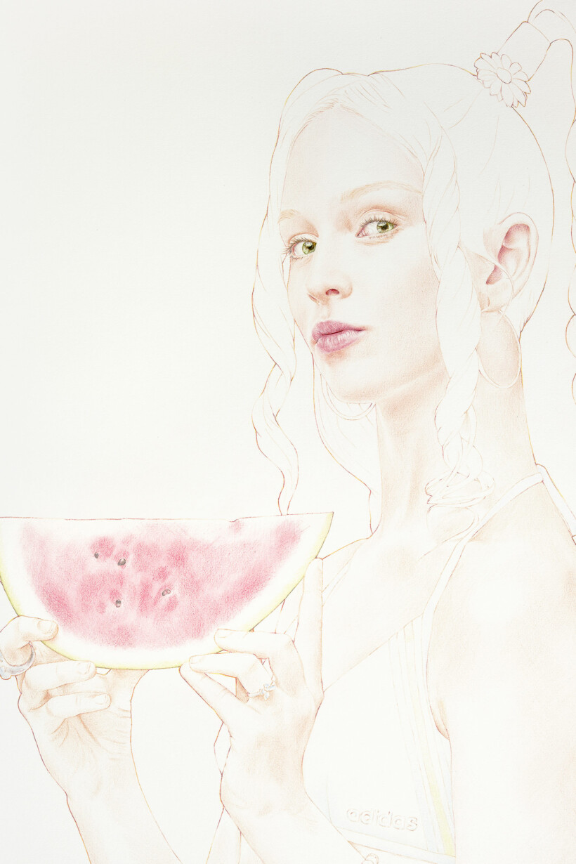 Un dibujo de una mujer con el pelo trenzado, con un vestido con tirantes, sosteniendo una rodaja de sandía. El dibujo está realizado en trazos de color rojo y dorado.