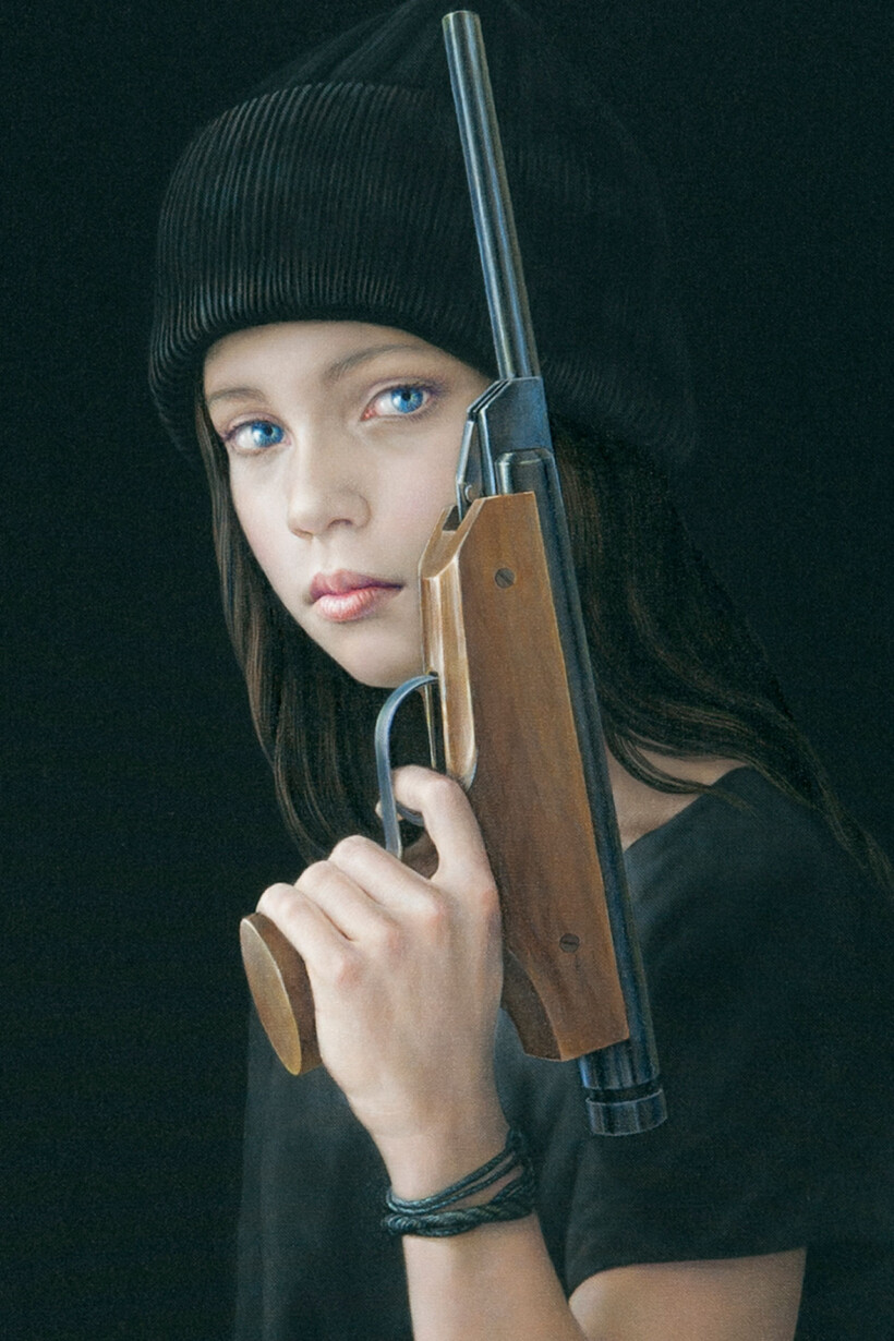 Retrato de una joven con gorro de lana negro, camiseta del mismo color y una carabina.
