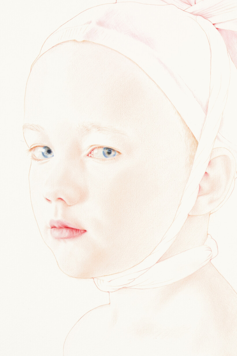Retrato a lápiz de color de una niña de ojos azules intensos.