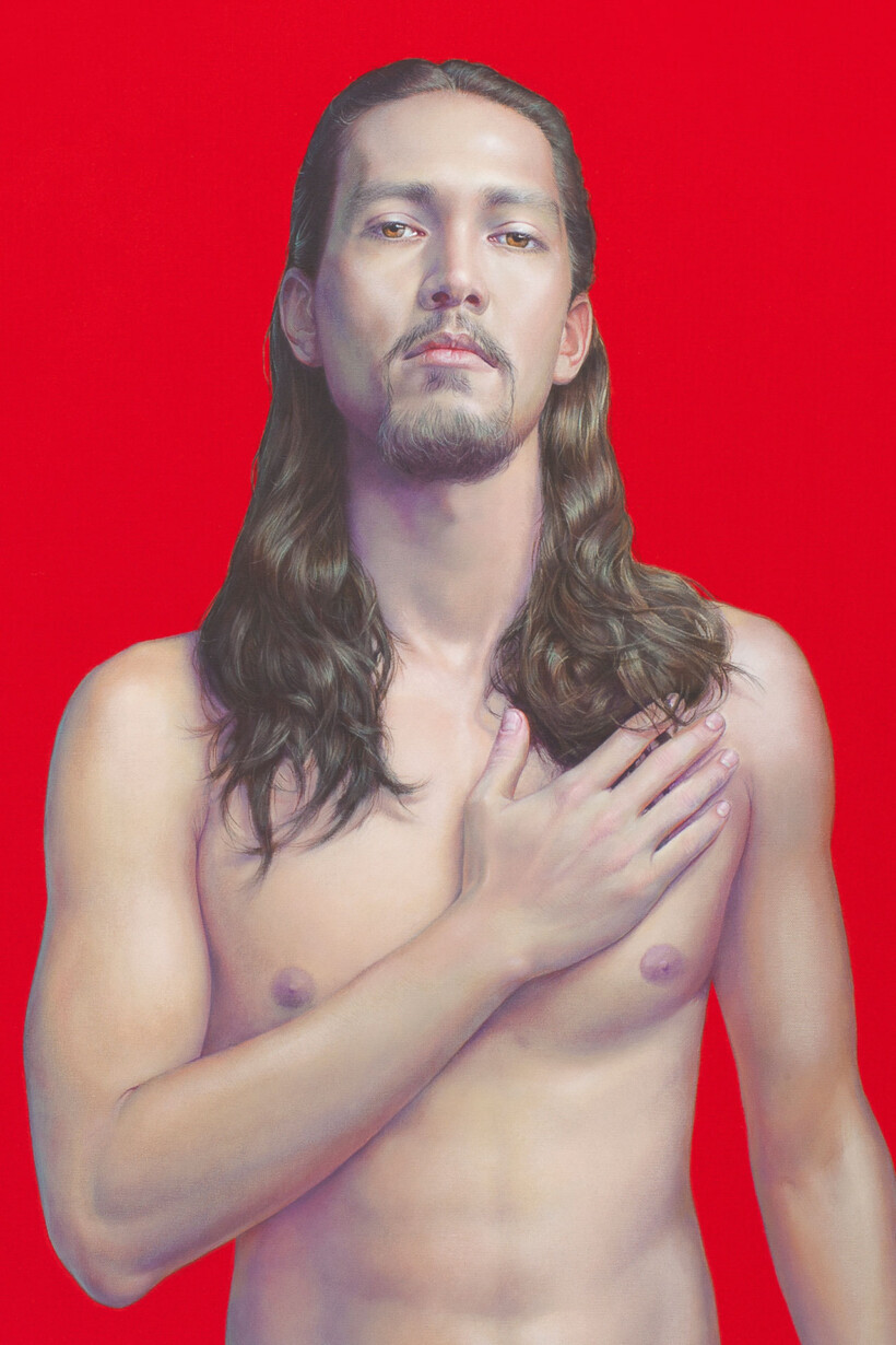 Retrato al óleo de un hombre de torso desnudo con la mano en el corazón.