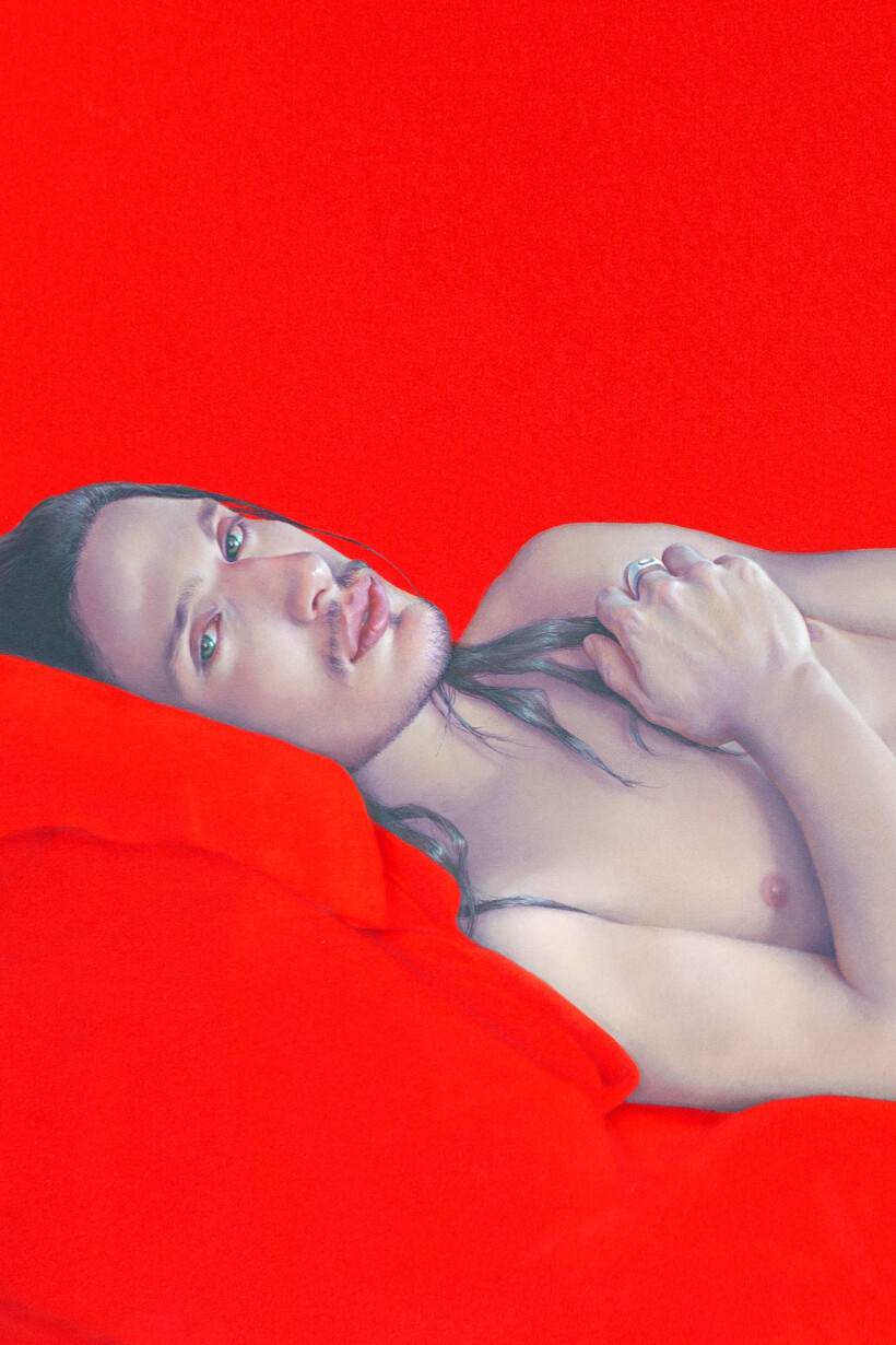 Retrato al óleo de un hombre recostado sobre un fondo rojo.