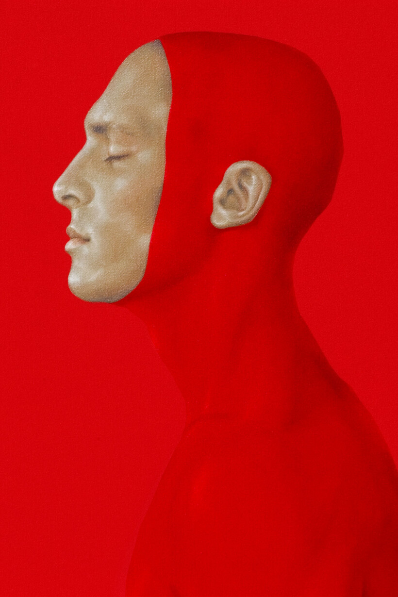 Retrato de perfil de un hombre con los ojos cerrados sobre un fondo rojo.