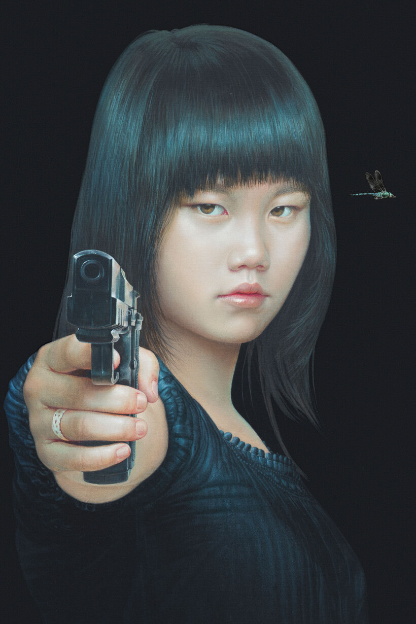 Retrato de una niña con pelo negro y flequillo, apuntando con una pistola, con una libélula volando a su derecha.