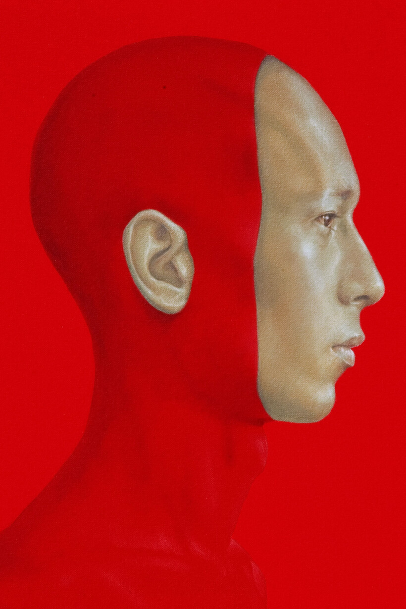 Un retrato al óleo de un hombre de perfil cuya cabeza se desvela de un fondo rojo.