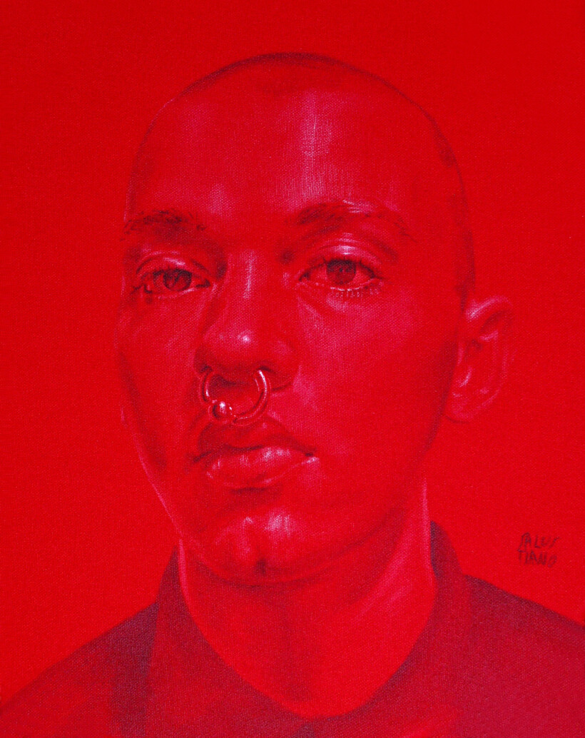 Un retrato al óleo de una persona con la cabeza rapada y un piercing en la nariz, pintado íntegramente en tonos rojos sobre un fondo rojo. La persona mira directamente a la cámara.