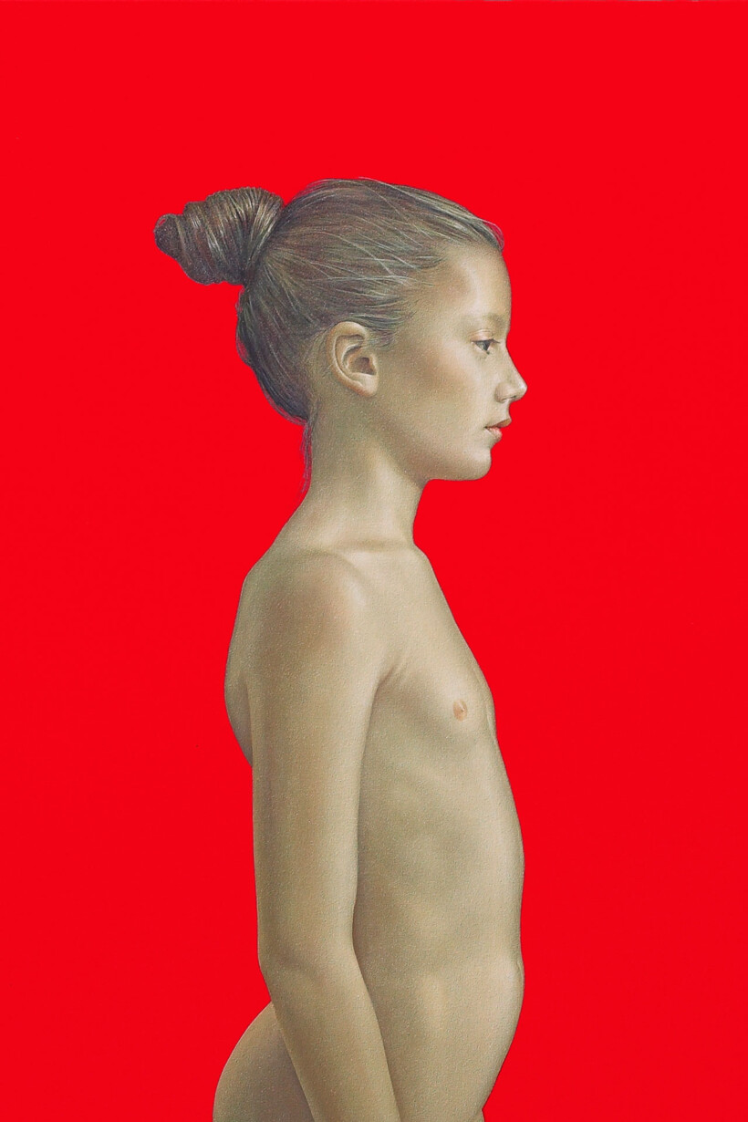 Un retrato al óleo de perfil de una niña con el pelo recogido en un moño, mirando hacia la derecha. La piel es pálida y el fondo es de un color rojo intenso.