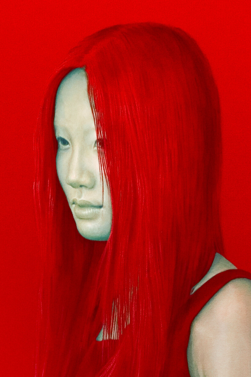 Un retrato de perfil de una mujer con el pelo rojo, mirando hacia abajo. Viste una prenda del mismo color y el fondo es de un rojo brillante.