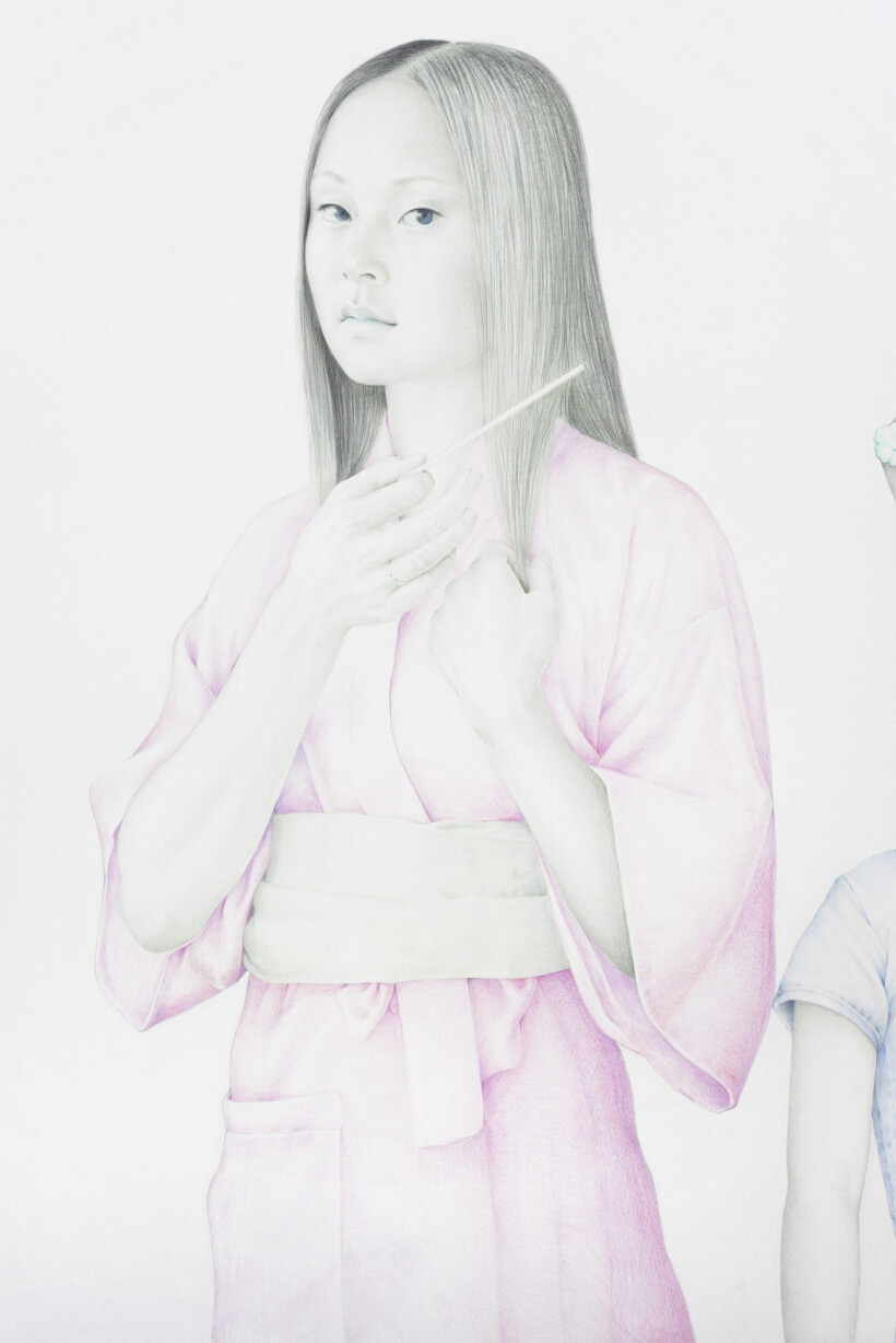 Retrato hiperrealista a lápiz de color de una mujer con un kimono rosa.