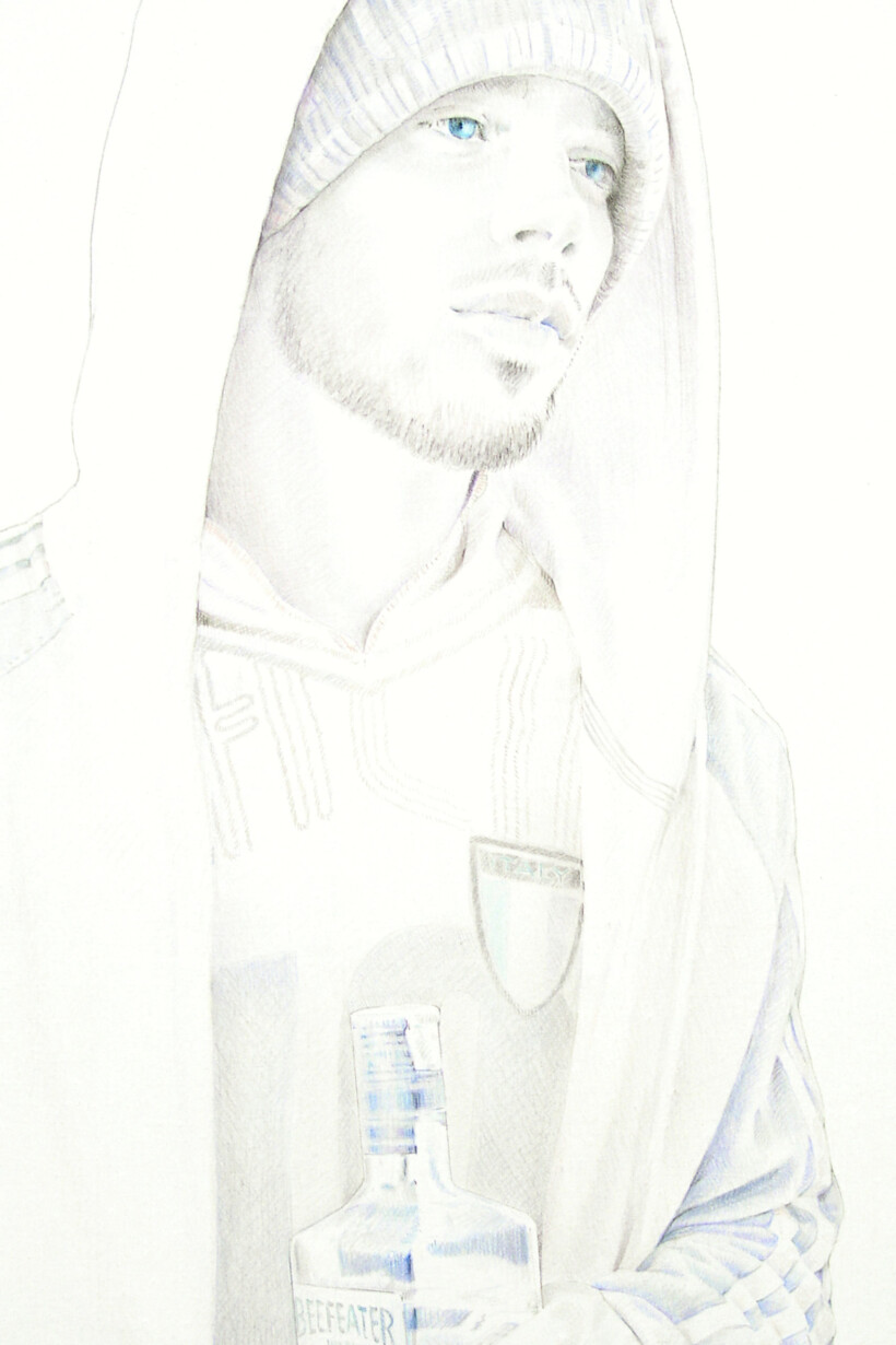 Retrato hiperrealista a lápiz de color de un joven con capucha y ojos azules.
