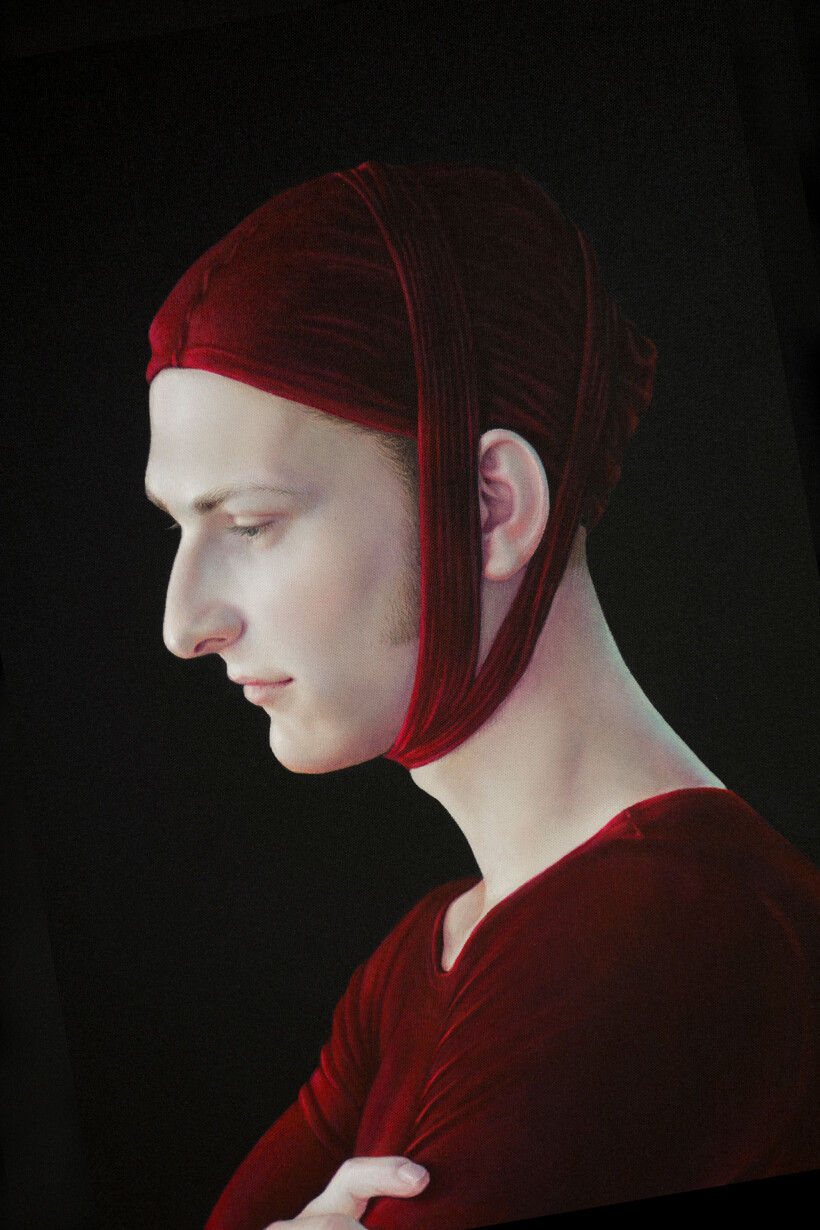 Retrato de perfil de un joven con turbante y jersey de terciopelo de color rojo.