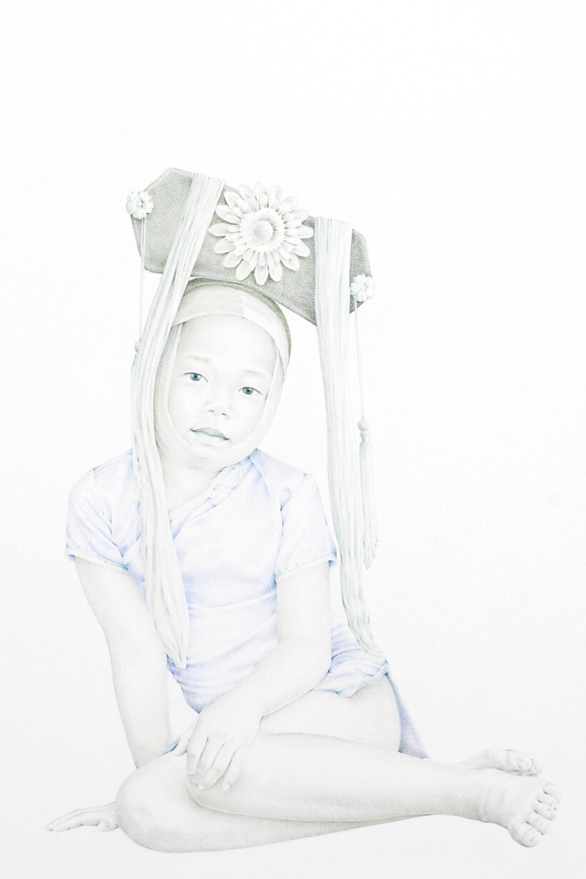 Retrato de una niña sentada con la piel clara, vestido azul pálido y un tocado oscuro con una gran flor blanca y cintas colgantes.