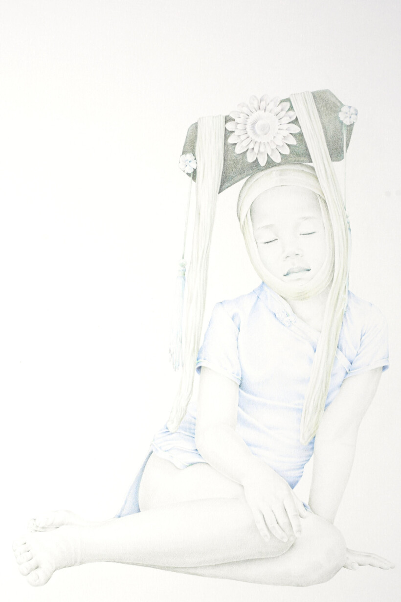 Retrato de una joven con un vestido azul claro y un tocado tradicional.