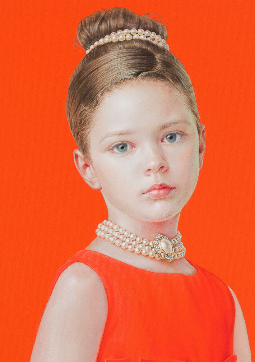 Un retrato de una niña con el pelo recogido en un moño con perlas. Lleva un collar de perlas con un broche y un vestido naranja. El fondo es un naranja vibrante.
