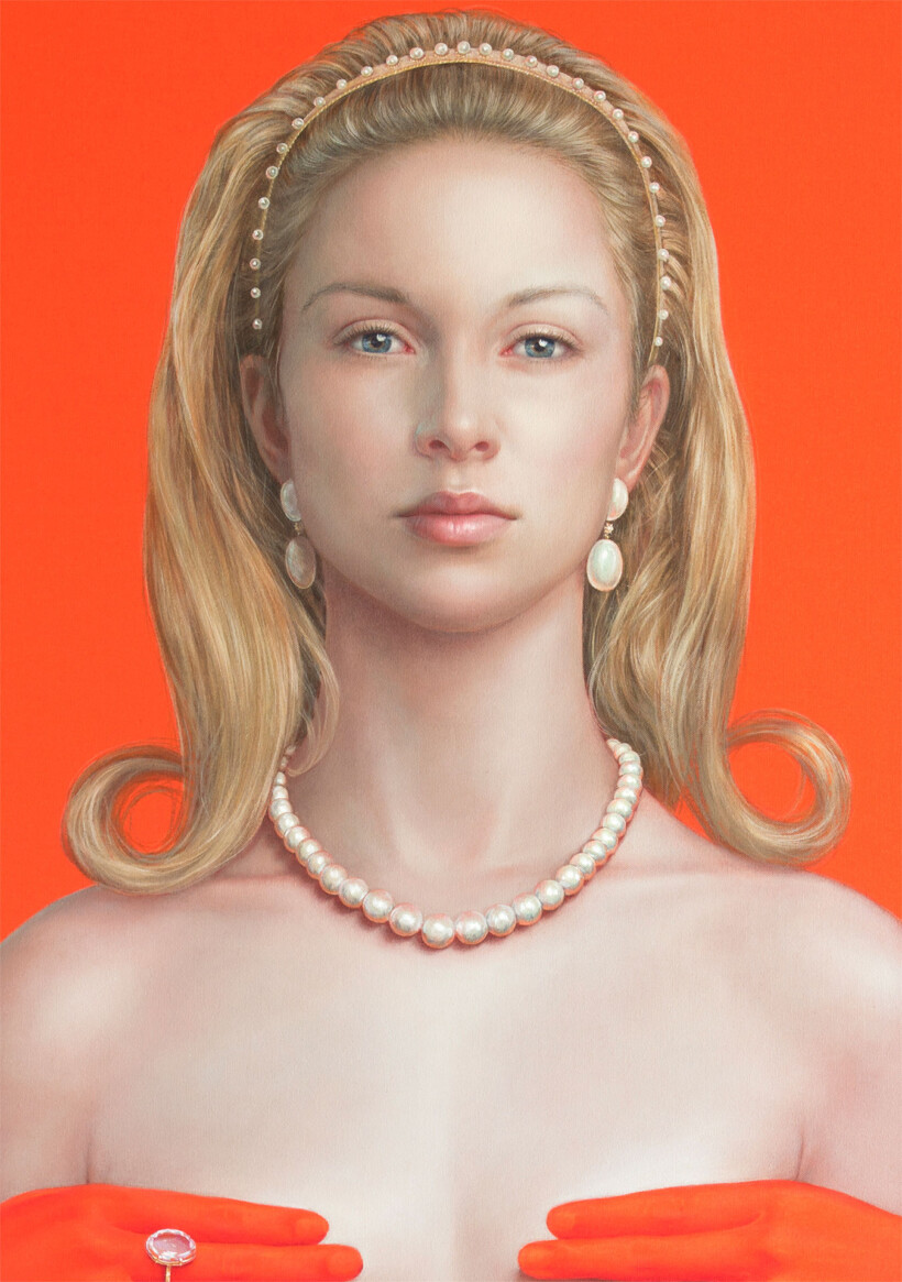 Un retrato de una mujer con el cabello largo y rubio, mirando de frente. Lleva un collar, unos pendientes y una diadema de perlas, y unos guantes de color naranja intenso. El fondo es del mismo tono.