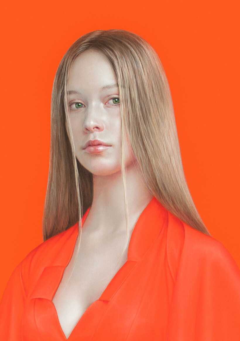 Un retrato de una mujer con el cabello largo y rubio, mirando de frente. Viste una blusa de color naranja intenso y el fondo es del mismo color.