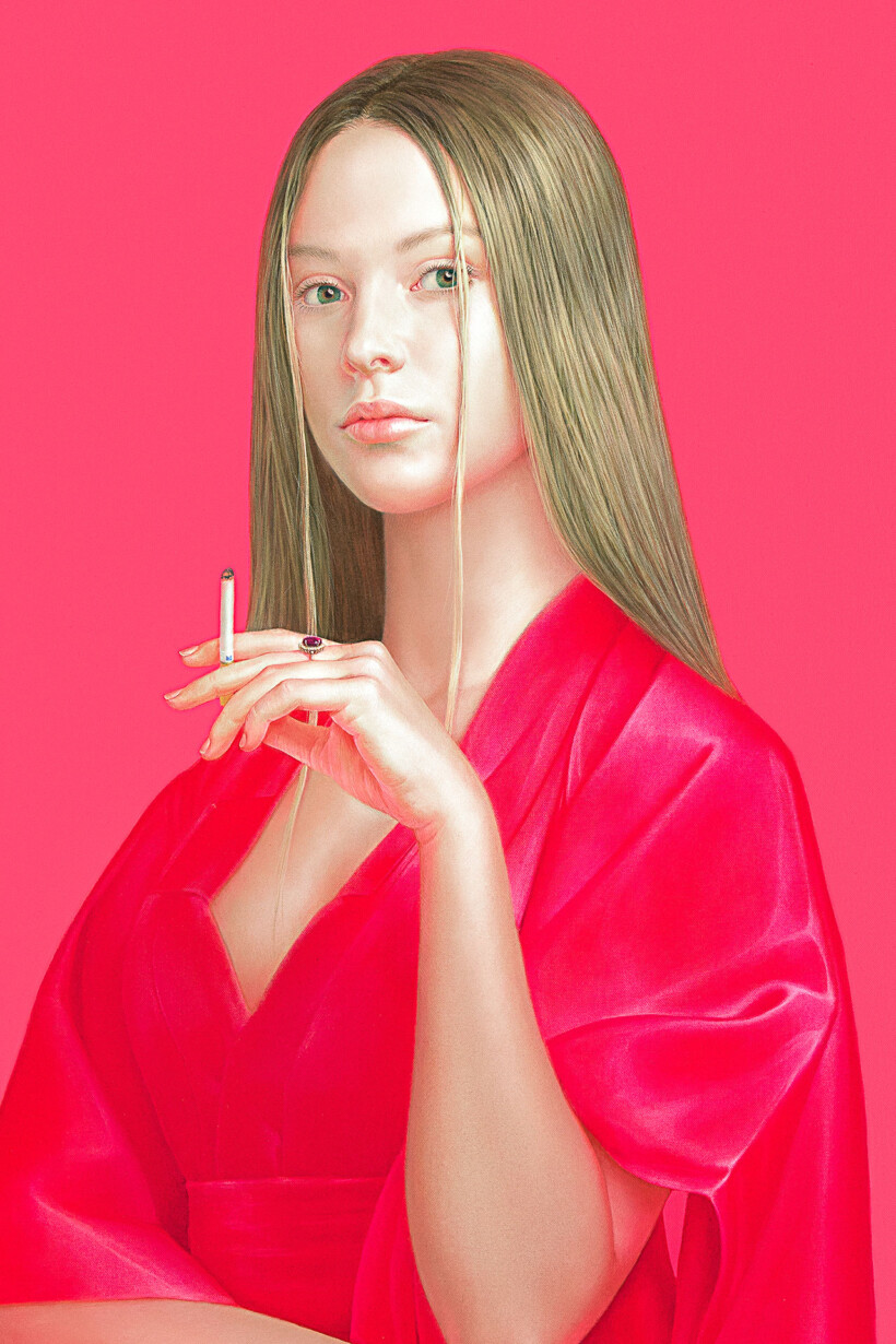 Un retrato hiperrealista de una mujer, de la cintura para arriba, con el cabello largo y un kimono rojo de seda, que sostiene un cigarrillo entre sus dedos. El fondo es de un color fucsia intenso y brillante.