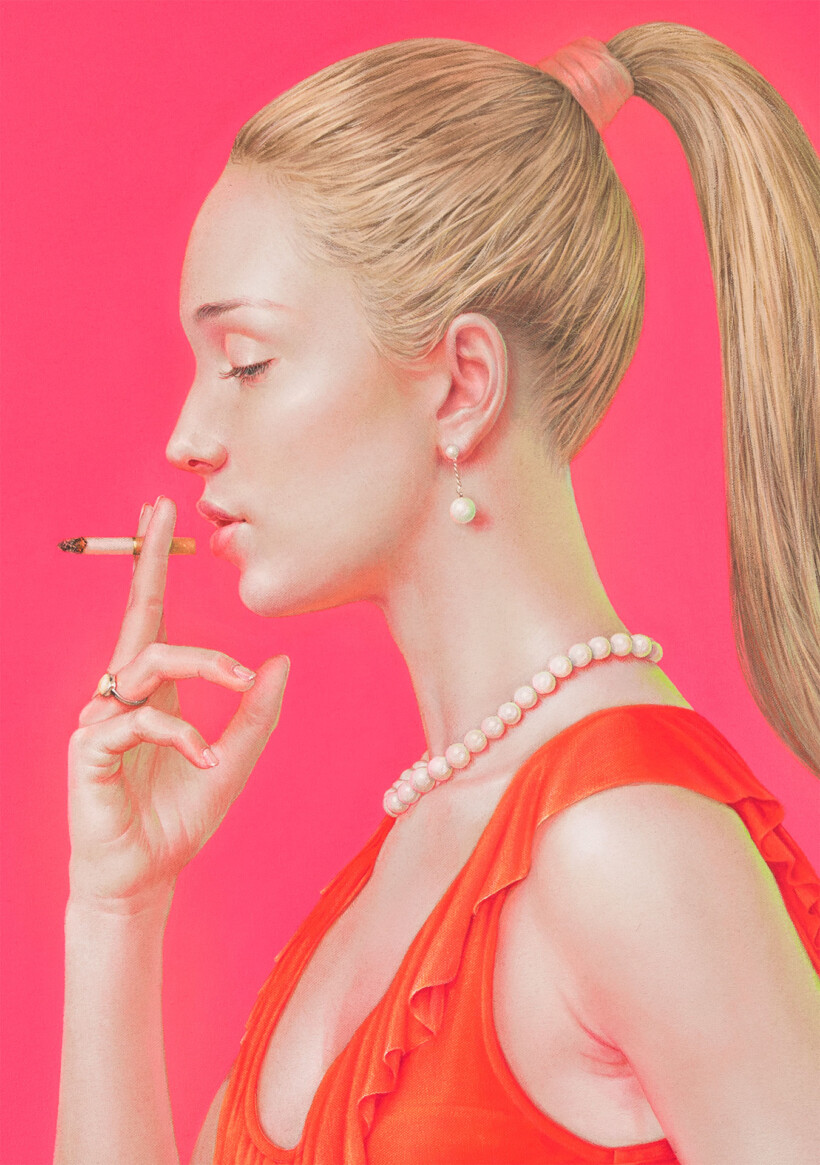 Un retrato de perfil de una mujer sosteniendo un cigarro. La obra presenta un fondo fucsia vibrante, y la figura luce un vestido naranja, un collar y pendientes de perlas, y el cabello recogido en una coleta alta.
