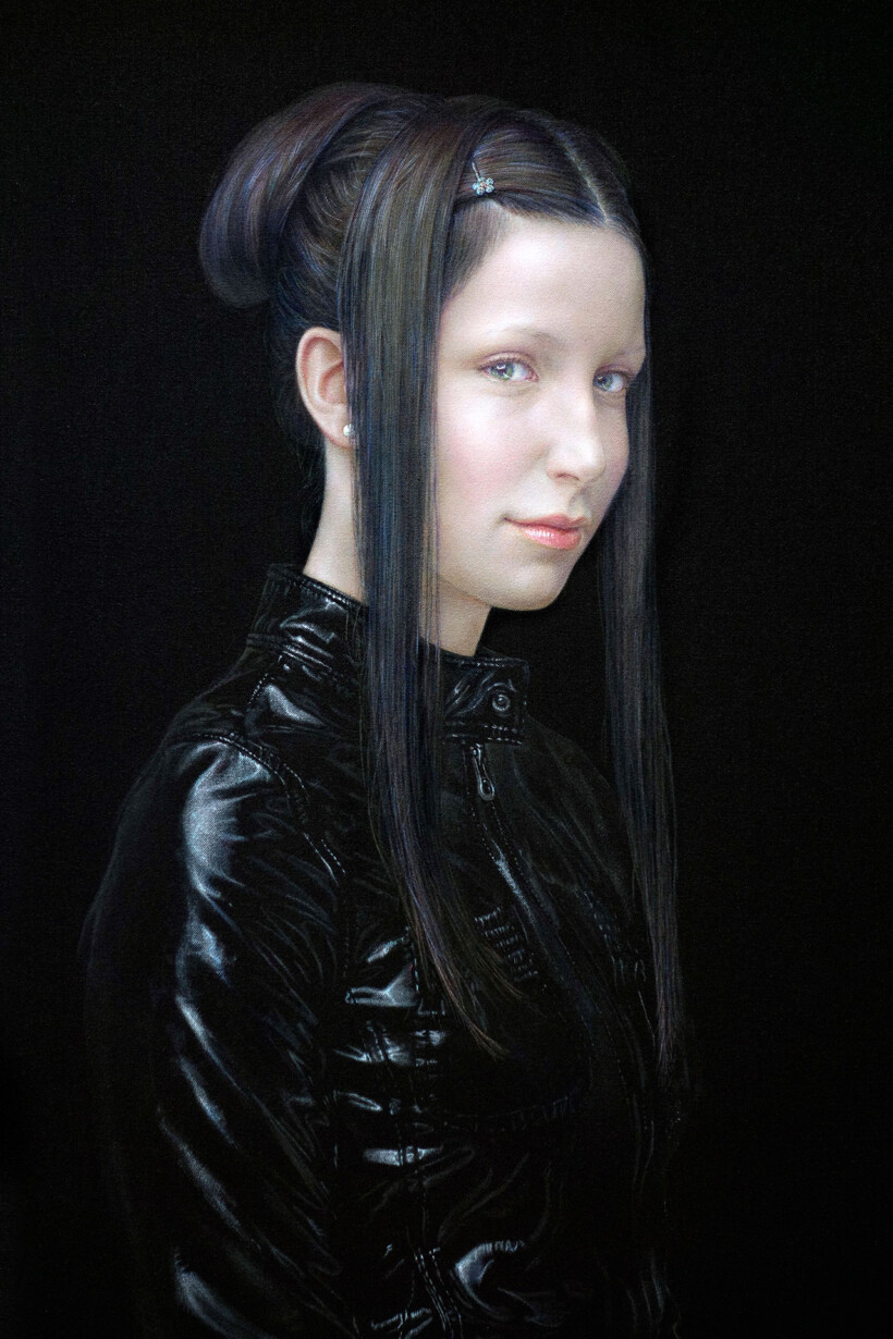 Retrato de una joven con el pelo oscuro recogido y una chaqueta de cuero negra.