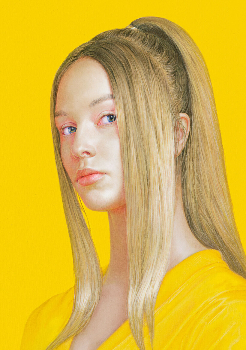 Retrato de una mujer joven con el pelo rubio recogido en una coleta, mirando al espectador sobre un fondo de color amarillo intenso, pintado por el artista español Salustiano.