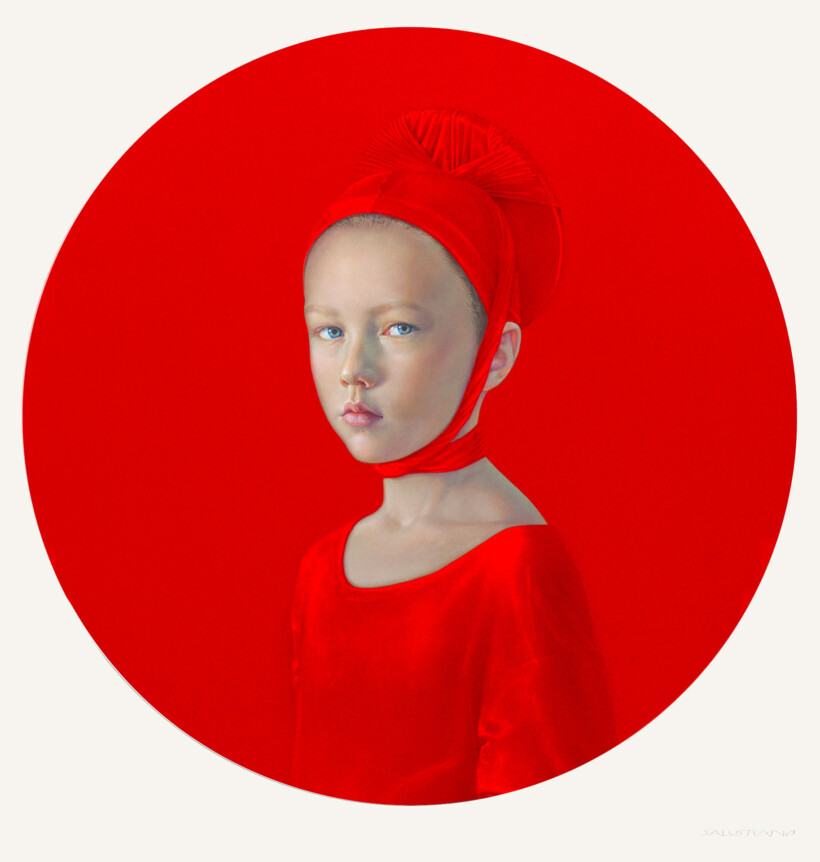Retrato de una niña, con un vendaje rojo y un collar rojo, que mira de lado al espectador sobre un fondo de color rojo intenso, pintado por el artista español Salustiano.