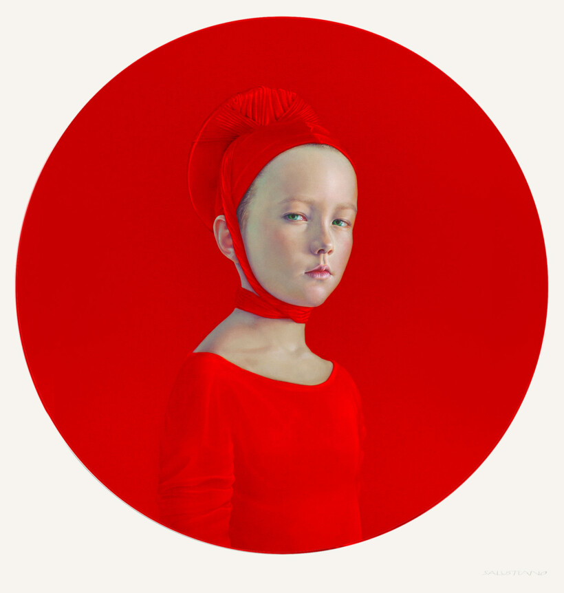 Retrato de una niña, con un vendaje rojo, que mira de lado al espectador sobre un fondo de color rojo intenso, pintado por el artista español Salustiano.