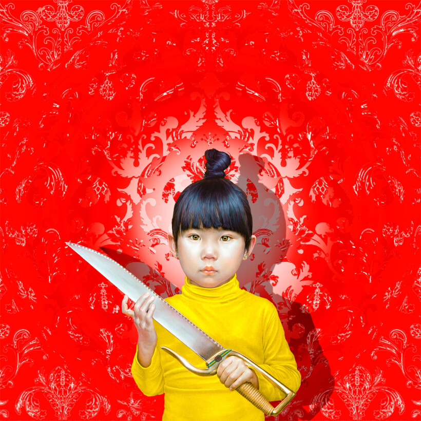 Una niña vestida con un suéter amarillo brillante sostiene una gran espada. Se encuentra ante un fondo de damasco rojo.