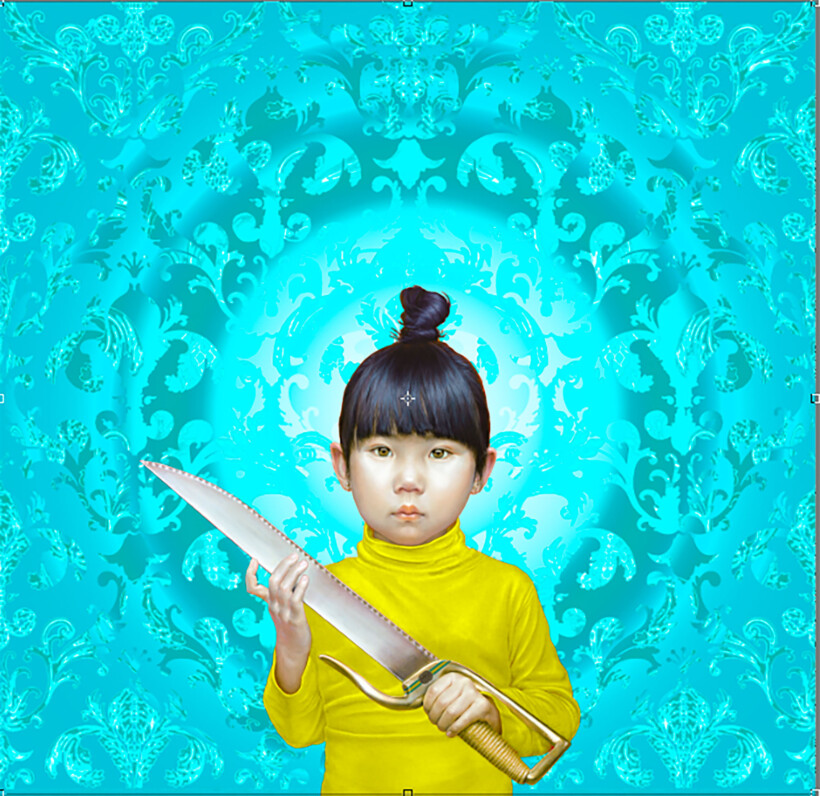 Una niña vestida con un suéter amarillo brillante sostiene una gran espada. Se encuentra ante un fondo de damasco azul turquesa.