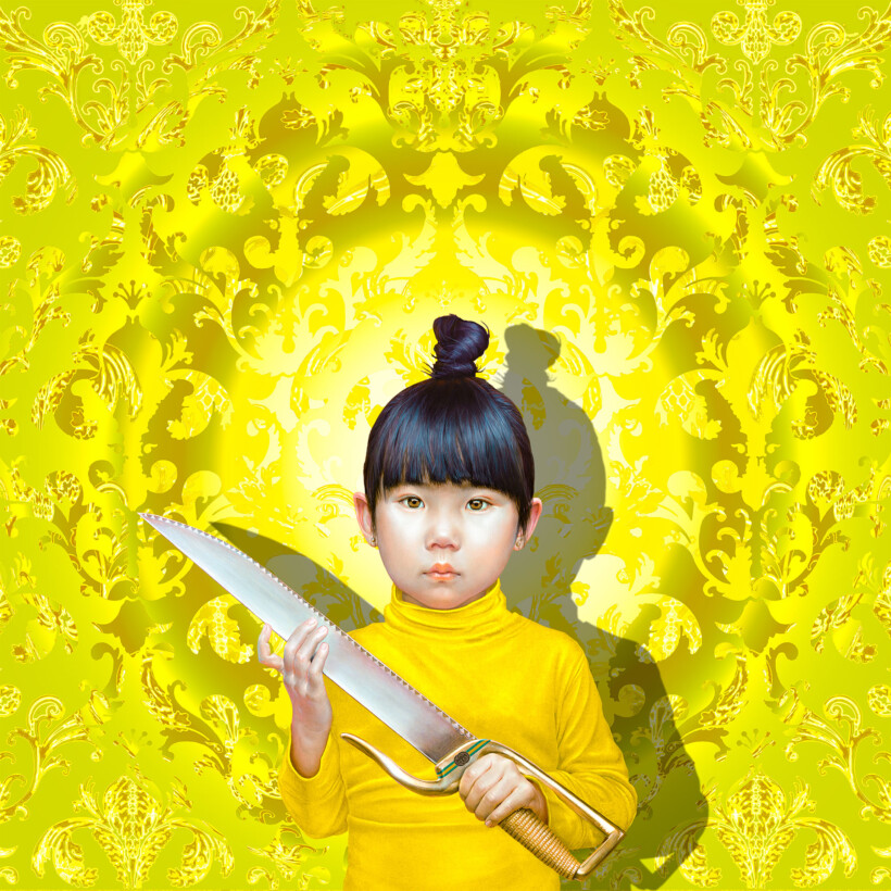 Una niña vestida con un suéter amarillo brillante sostiene una gran espada. Se encuentra ante un fondo de damasco dorado y amarillo.