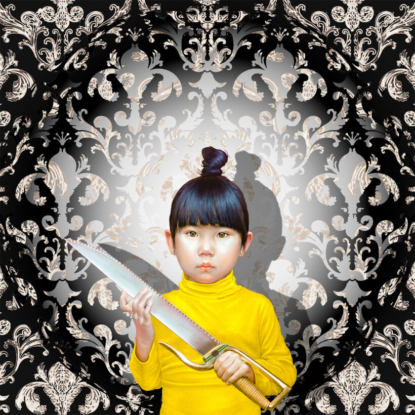 Una niña vestida con un suéter amarillo brillante sostiene una gran espada. Se encuentra ante un fondo de damasco negro, blanco y gris.