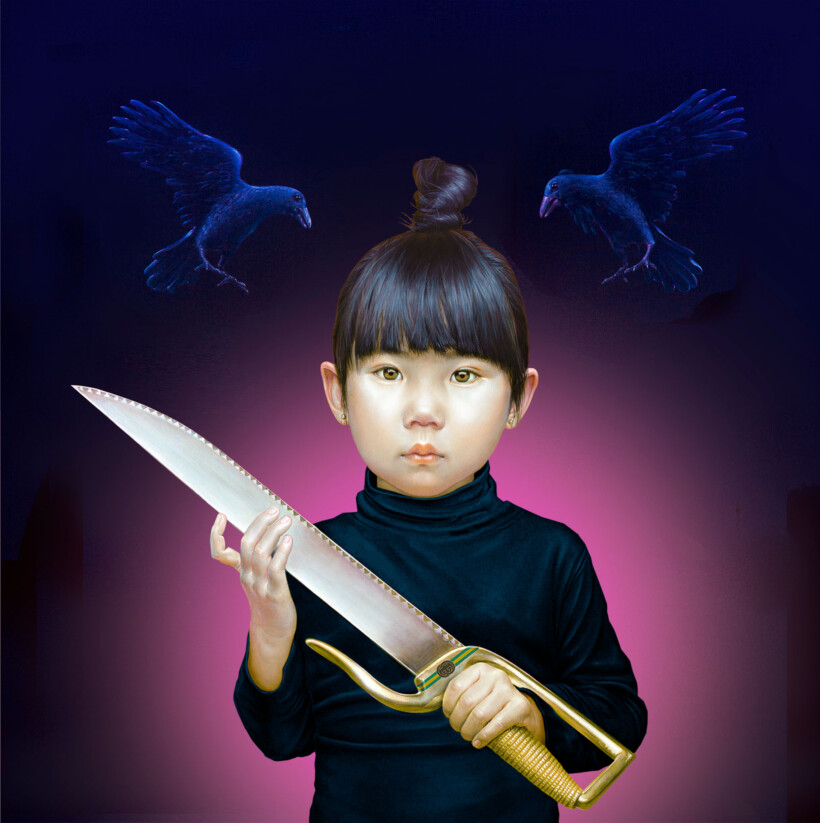 Una niña con pelo recogido en un moño y vestida con un suéter negro, sosteniendo una enorme espada. Dos cuervos vuelan sobre ella contra un fondo morado oscuro.