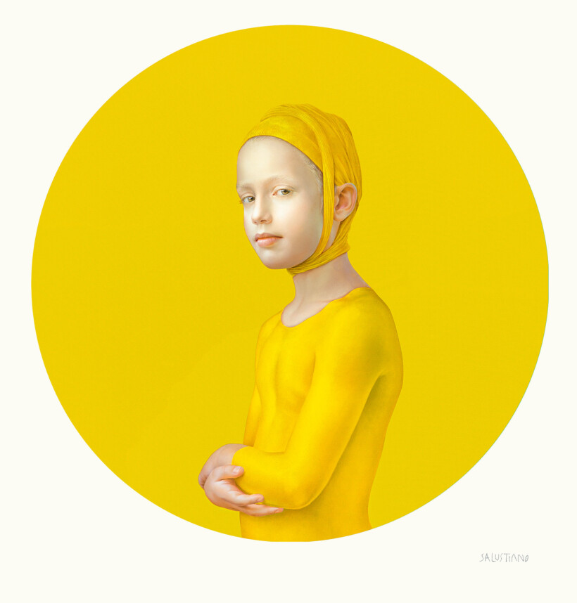 Retrato de una niña, con un vendaje amarillo y los brazos cruzados, que mira de lado al espectador sobre un fondo de color amarillo intenso, pintado por el artista español Salustiano.
