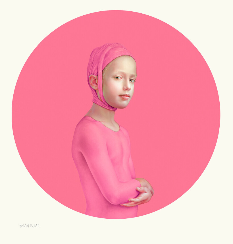 Retrato de una niña, con un vendaje rosa y los brazos cruzados, que mira de lado al espectador sobre un fondo de color rosa intenso, pintado por el artista español Salustiano.