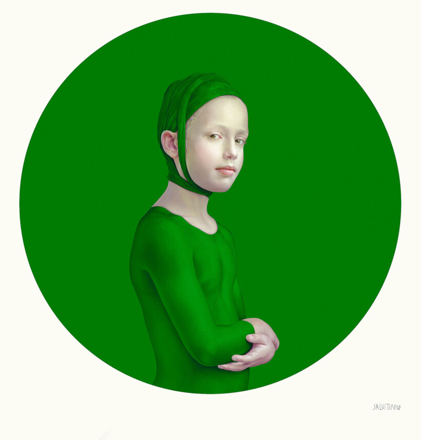 Retrato de una niña, con un vendaje verde y los brazos cruzados, que mira de lado al espectador sobre un fondo de color verde intenso, pintado por el artista español Salustiano.