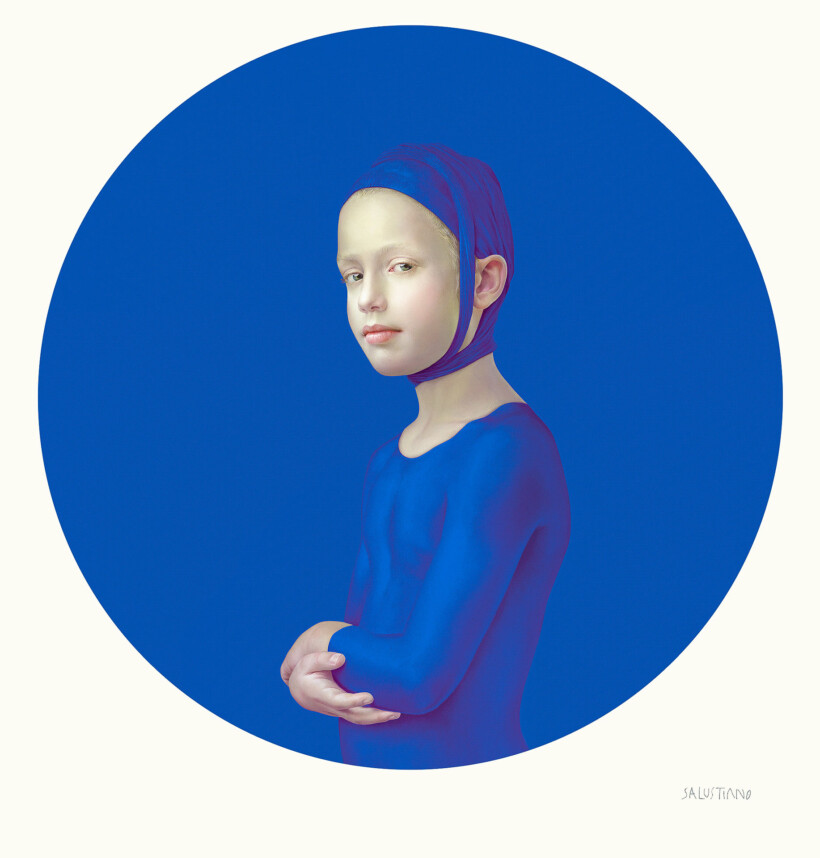 Retrato de una niña, con un vendaje azul y los brazos cruzados, que mira de lado al espectador sobre un fondo de color azul intenso, pintado por el artista español Salustiano.
